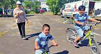 Kinder lernen Fahrradfahren Dieser Kurs gibt Menschen mit Migrationsgeschichte ein Stück Freiheit