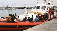 Migranti, in 35 su un barchino soccorsi in mare e sbarcati a Roccella