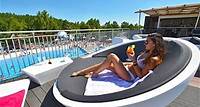 Terrasse panoramique Avec vue sur les piscines du camping, notre bar-restaurant lounge vous accueille pour un moment privil�gi�. Rafra�chissez-vous en sirotant votre boisson en toute d�contraction dans une ambiance branch�e.