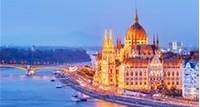 Balade en bateau au coucher du soleil Contemplez Budapest et ses illuminations lors de cette croisière au coucher de soleil sur le Danube. La vue sur la ville de nuit est magnifique !