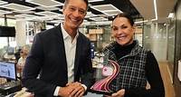 Carolina Ferraz e Sergio Aguiar recebem troféu do Prêmio Área VIP pelo 'Domingo Espetacular'