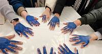 Eine „Blaue Hand“ als Zeichen gegen Rassismus