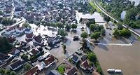 Hochwasserlage in Süddeutschland spitzt sich zu Überflutete Straßen und Häuser - dazwischen unermüdliche Rettungskräfte. Am Montag reist der Bundeskanzler ins Flutgebiet. Und es soll zu Wochenbeginn wieder kräftige Gewitter und Starkregen geben.