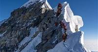 Everest, è uno tsunami di ascensioni. Code, nuovi record, morti (pochi) e una tragedia scampata