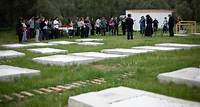 Reportage | 25.04.2024 Die unbekannten Toten von Lesbos Vier Jahre nach dem Brand in Moria entsteht auf Lesbos die nächste Generation von Flüchtlingslagern…