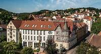 Glockenhof Hotel **** Im Herzen der historisch- und kulturell reichen Stadt Eisenach, am Fuße der Wartburg liegend, vereinigt das Hotel Glockenhof langjährige Tradition mit moderner Unternehmensführung und gemütlichem Ambiente.