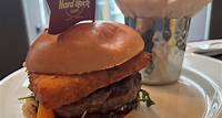 Wiens Hard Rock Cafe will World Burger Tour gewinnen: So schmeckt der "Easy Cheesy"