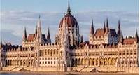 Visite guidée de Budapest + Parlement Parcourez les principaux lieux de la ville et visitez le Parlement. Idéal pour découvrir Budapest et accéder sans file d’attente à son édifice phare !