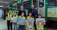 Zwei S-Bahnen mit Kinderkunst im RMV-Gebiet unterwegs