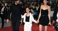 Ben, Alice et Jo Attal, derrière leur maman Charlotte Gainsbourg à Cannes
