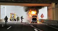 4. Pkw in Flammen Schwerer Unfall auf der A36: Auto brennt nach Kollision vollständig aus - Sperrung in Richtung Bernburg