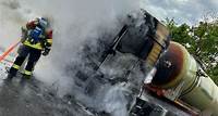 Lkw fängt plötzlich Feuer: Fahrerkabine brennt aus, junger Trucker kann sich retten