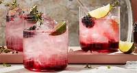 Gin-Cocktails und -Longdrinks Egal ob fruchtig oder mit Gurke – Gin-Cocktails schmecken einfach immer. Der herbe Geschmack der Spirituose kommt in unseren Rezepten ganz groß raus. Die Drinks schmecken auf der Gartenparty, zum Grillen und sogar im Winter!
