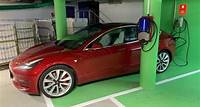 Ladestationen für E-Autos Zwei allgemeine und eine für Tesla-Fahrer Gäste mit Elektroautos schlafen besonders gern im Fini. Sie können Ihre Batterien an drei Stationen kostenlos aufladen.