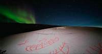 北極北極：第七集：天下留白 這裡萬物有靈。冰知道一萬年的故事，雪有一百多個名字，在北極點，站在原地就可以踏遍所有經線。北極圈就像是歲月的鐘盤，記錄著這片冰封之地億萬年的變化。