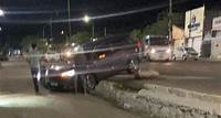 Motorista tenta manobra proibida e veículo fica emperrado em avenida de Petrolina