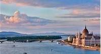 Croisière sur le Danube Passez sous les ponts de Budapest et admirez ses édifices célèbres avec cette croisière sur le Danube. Boissons et commentaires en français inclus !