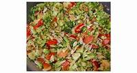Brokkoli-Rohkost-Salat mit Pinienkernen