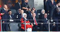 Mesut Özil neben Erdogan auf VIP-Tribüne bei Türkei-Aus gesichtet