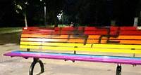 Svastiche sulla panchina arcobaleno (ma poi qualcuno le ripulisce)