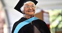 Idosa de 105 anos conclui mestrado após décadas de espera por diploma