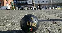 D10S in the street: Napoli ricorda Maradona con 500 bambini e un pallone