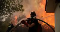 Riesen-Wut in Griechenland: Touristen-Yacht zündet Feuerwerk und steckt einzigen Wald auf Insel in Brand