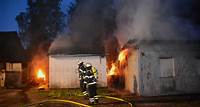 Flammen drohen Hamburger Wohnhaus zu erfassen – schlimmer Verdacht