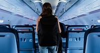 Flug gecancelt - Frau will in Flugzeug auf die Toilette gehen und öffnet Notausgang