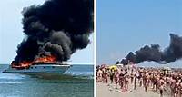 Yacht a fuoco in mare, fiamme e fumo nero: panico tra i bagnanti, l'allarme in spiaggia
