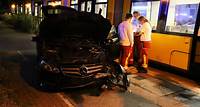 Tram rammt Mercedes – mehrere Verletzte!