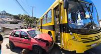 Carro avança a preferencial, bate contra ônibus escolar e casal de idosos fica ferido na Grande Curitiba