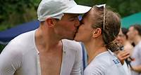 Heinerman küsst Heinerwoman beim Triathlon-Klassiker