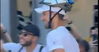 Djokovic, il siparietto dopo l'incidente con la borraccia: firma autografi... col casco