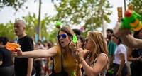 Attacke mit Wasserpistolen Demonstranten verpassen Touristen in Barcelona eine Abkühlung