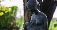 La scultura di Vera Omodeo andrà in centro: la statua della maternità trova spazio in piazza Tommaseo