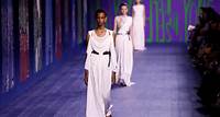 Ambiance peplum chez Dior, où des robes de vestale libèrent le corps des femmes