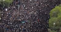 Decenas de miles de personas participan en los actos fúnebres antes del entierro de Raisi en Mashhad