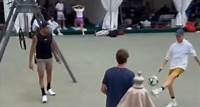 Sinner e Berrettini giocano a pallone insieme prima di sfidarsi a Wimbledon