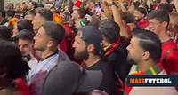VÍDEO: multidão espera por Ronaldo, insulta Messi e obriga intervenção dos stewards