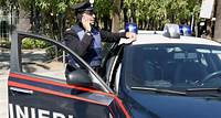 Stalker sfonda la porta per raggiungere i genitori, i carabinieri lo bloccano