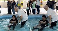 Ex de Ronaldo, Michele Umezu mostra filho sendo batizado na igreja evangélica: 'Diferente da maioria'