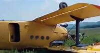 Antonov An-2 liegt nach Notlandung auf dem Dach