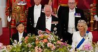 La piña marca la diferencia: así se distinguen los banquetes de Carlos III de los de su madre Isabel II