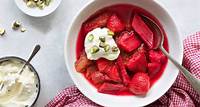 Fruchtiger Favorit: Süßsaure Erdbeer-Rhabarber-Grütze aus nur fünf Zutaten