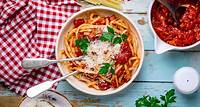 Blitzrezept für den italienischen Klassiker Pasta all‘Amatriciana mit Zwiebeln und Speck