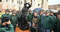 Tremila penne nere per la statua dell'alpino. Il sindaco: «Un simbolo di pace a Padova»