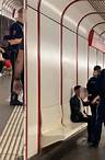 Opfer im Spital Betrunkener schlägt in Wiener U-Bahn auf Fahrgast ein
