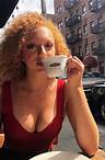 Hui! Anna Ermakova lernt, wie sie sich auf Instagram am wirkungsvollsten präsentiert. Ein so sexy Dekolleté, das sie wohl nicht ganz beiläufig beim Kaffeetrinken in New York zeigt, gehört auf jeden Fall zu diesen Tricks.