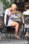 Amber Rose geht mit einer Freundin im Urth Café in West Hollywood essen.